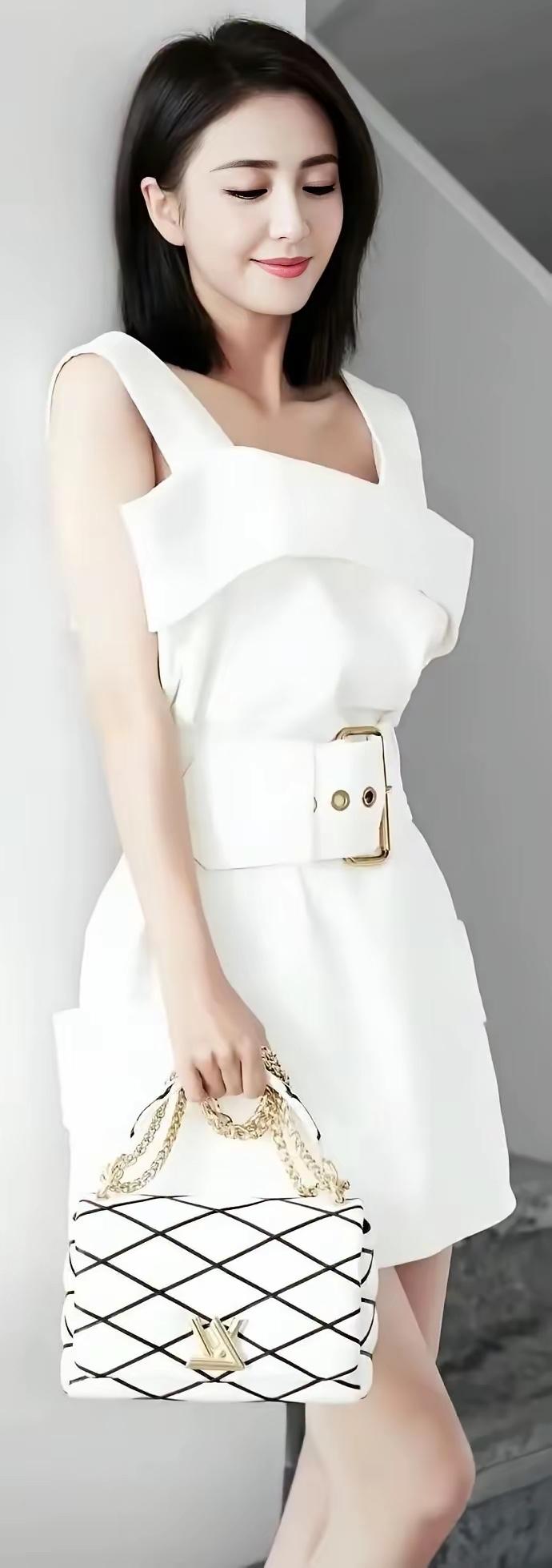 优雅白裙搭配时尚手袋，尽显都市女性魅力！