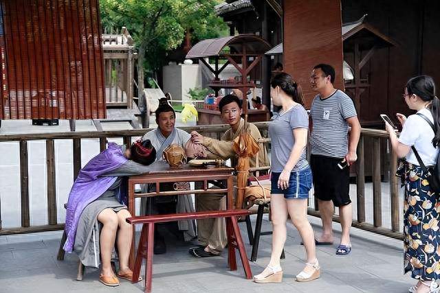 横店13万群演现状：美女泛滥，懒汉遍地，却因为一个项目迎来转折