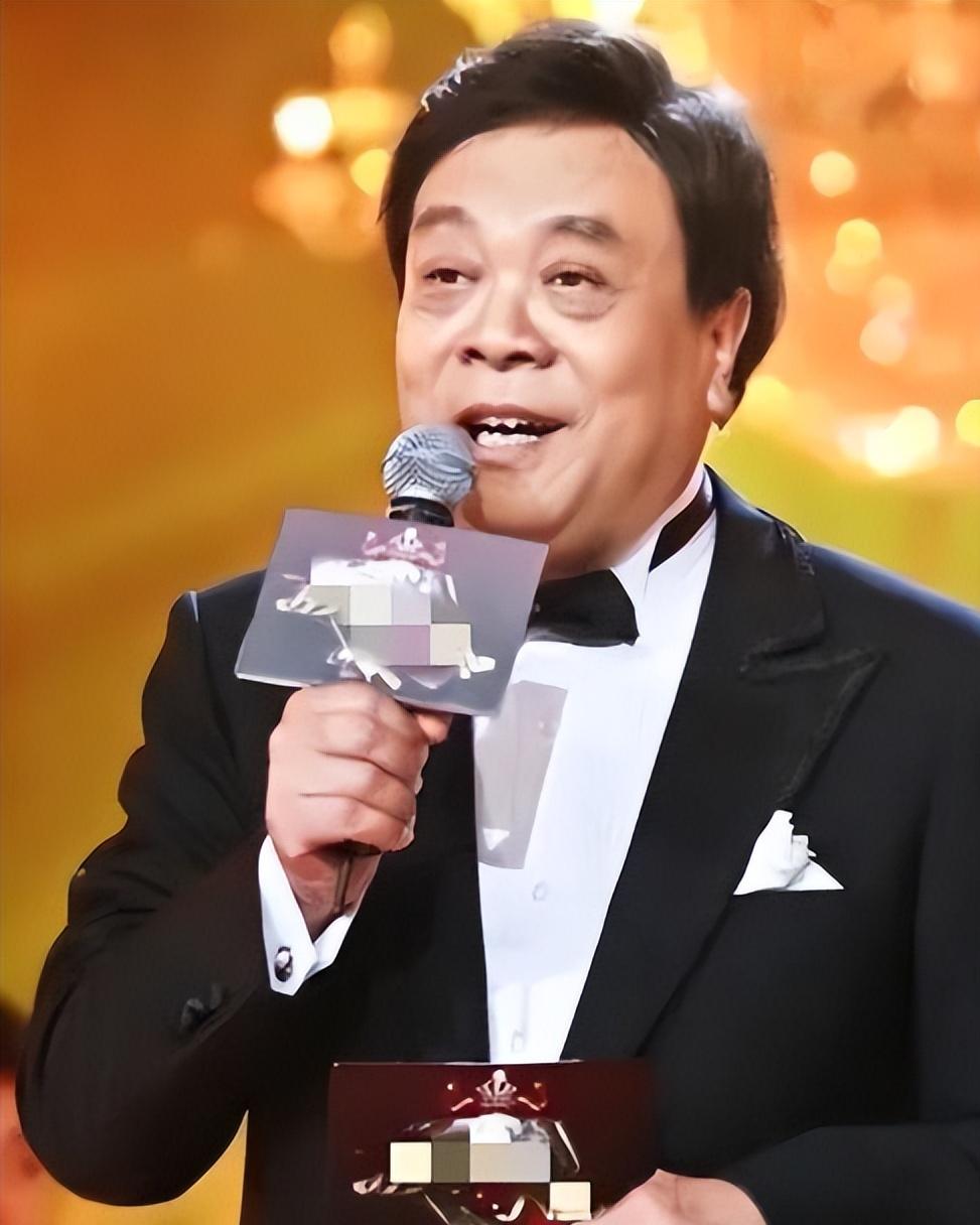 “赵忠祥瞒着妻子与我发生关系多年，并有特殊癖好，令我身心受到严重伤害。”2004