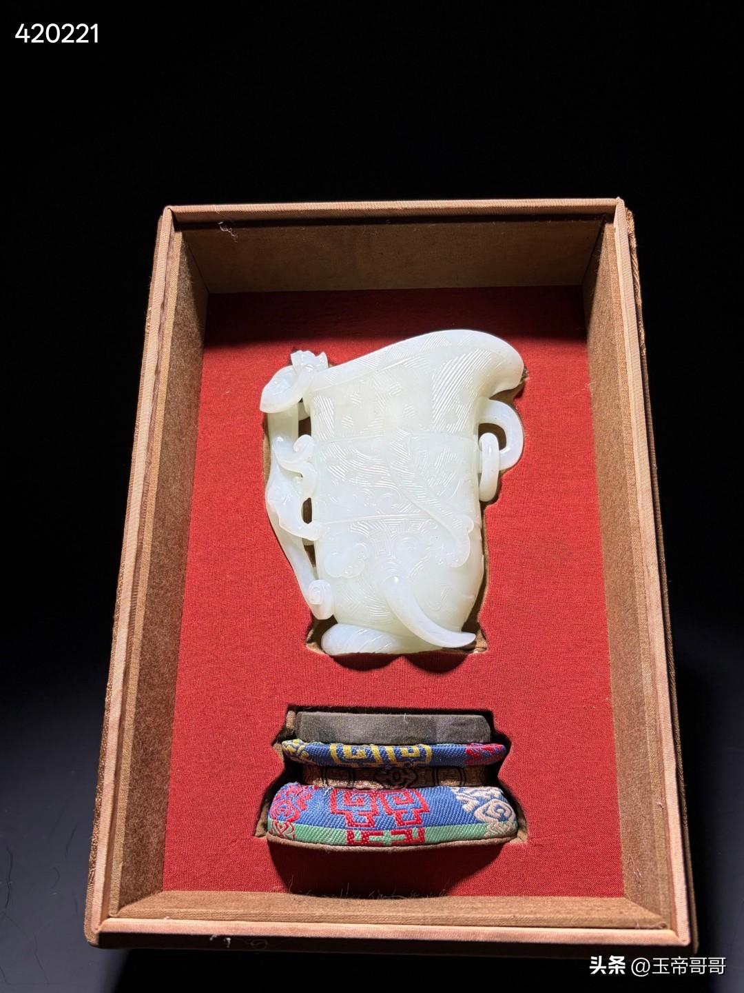 清和田玉螭龙爵杯
尺寸10.4×9×3.7厘米