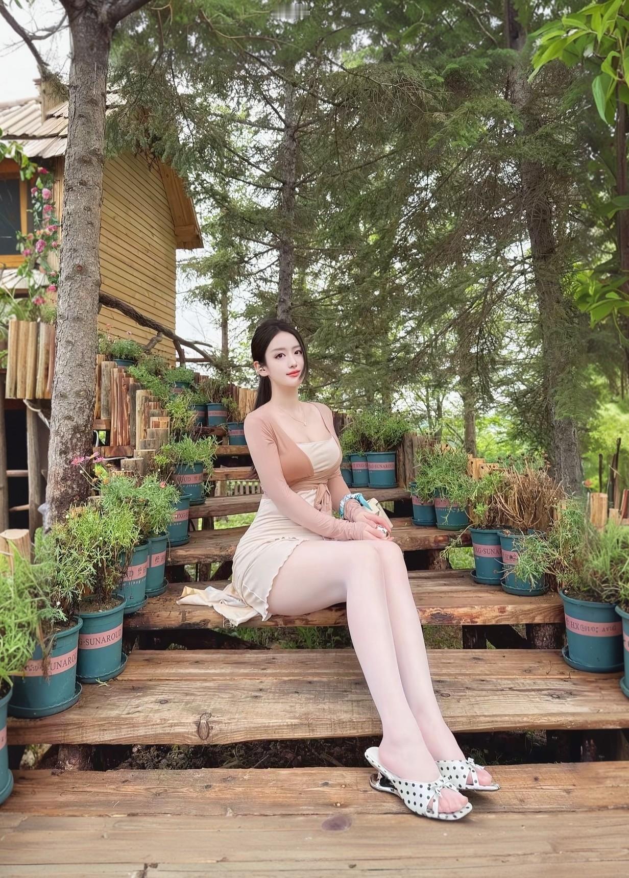 在森林中的木屋前，享受宁静的午后时光。