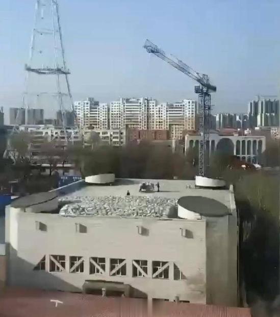 齐齐哈尔三十四中体育馆坍塌是什么原因导致的？隔壁场馆施工方一错误举动引发这场悲剧