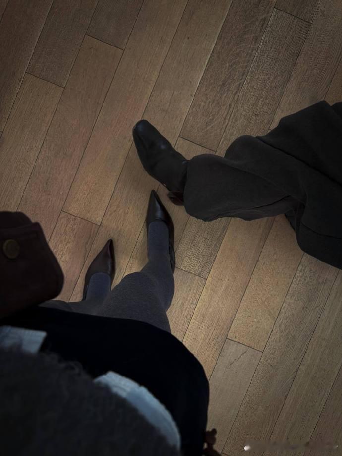 黄多多ins更新了黄多多黑色露肩连衣裙黄多多的黑色露肩裙造型简约大方，露肩设计很