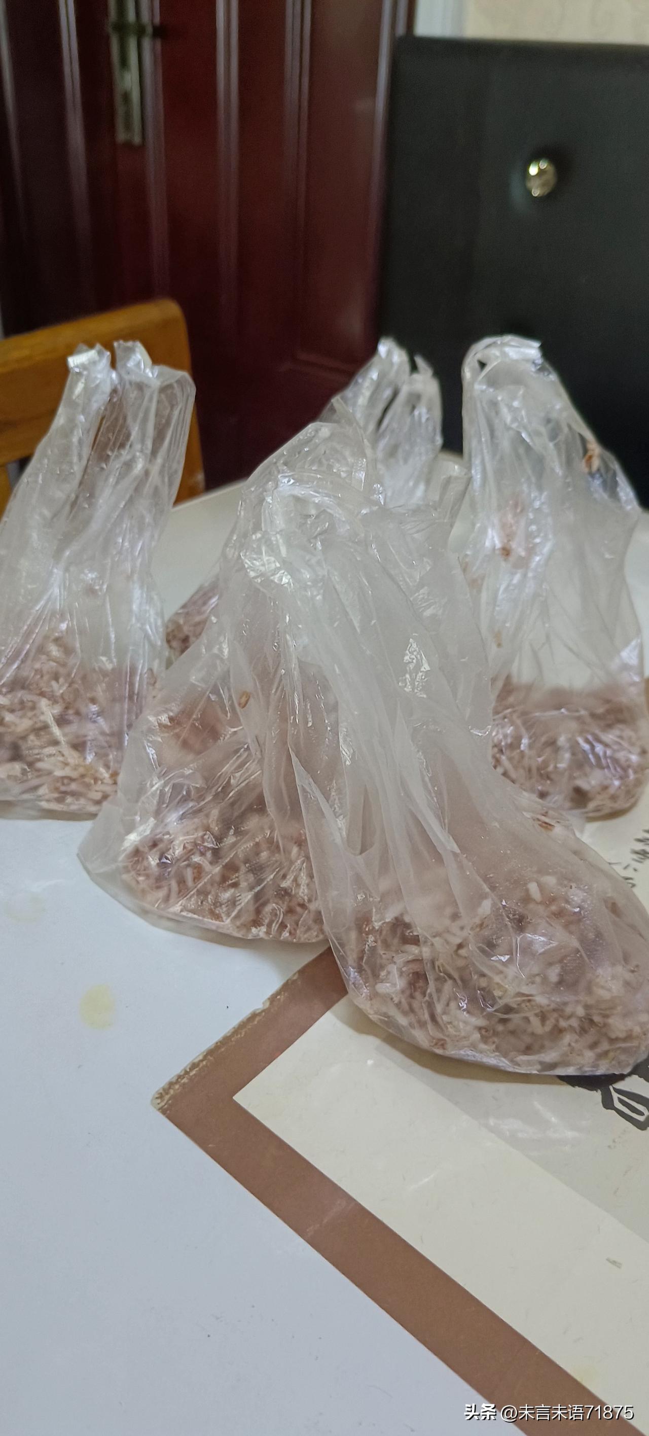 在与辉同行买的哈尼红软米，今天蒸了一锅，就配了一点泰国长粒香米。
别说这个哈尼红