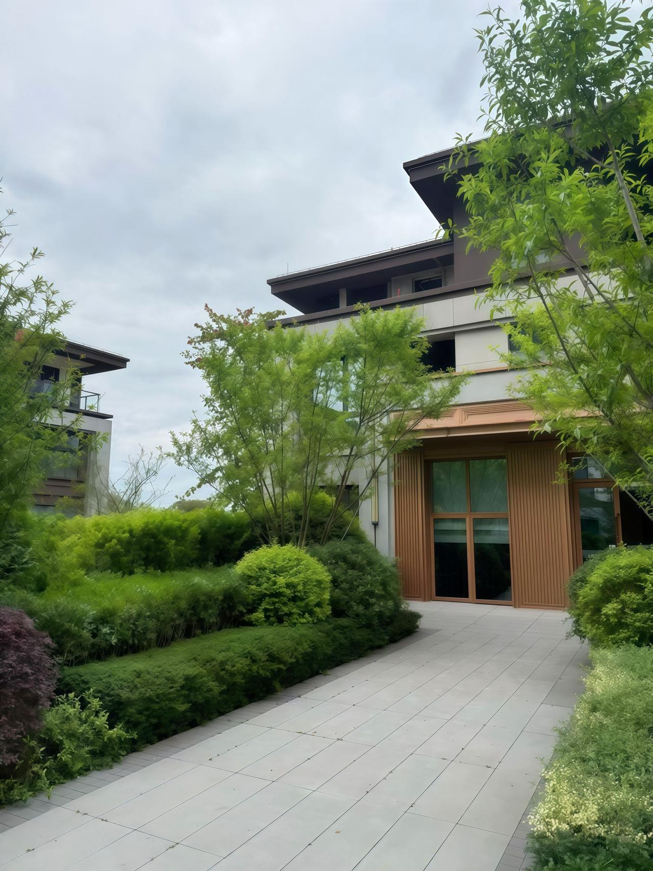 哈哈，一进小区就感觉空气额外的清晰，
有点天然氧吧的感觉，
特别是当下的春季，绿