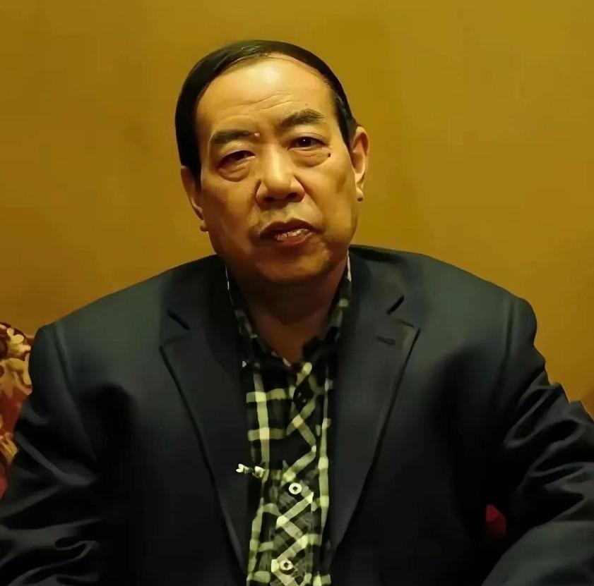 贾平凹的两个女儿，可谓活成了截然不同的模样。姐姐贾浅浅凭借父亲的资源在文坛深入发