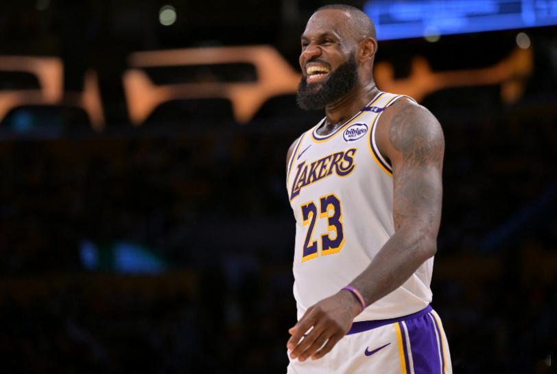 今日，湖人前锋范德比尔特在赛前训练后接受了采访。谈到队友詹姆斯即将复出，范德比尔