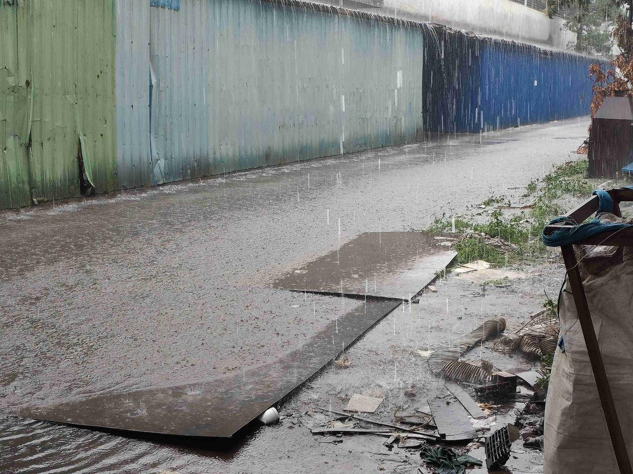 我的今日状态：😁轻松愉快
我这里的天气：🌧下雨
东莞，3月2日下午4点大雨倾