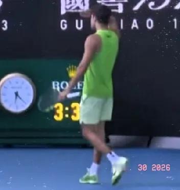 第四盘笫6局，兹韦列夫在阿卡发球局逼出2个破发点，阿卡被激，似乎缓过劲来了，发出