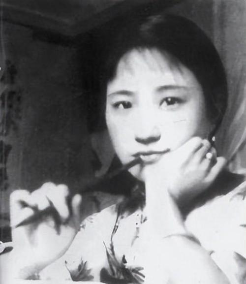 1961年，陆小曼穷得吃不起鸡蛋时，将唯一的貂皮大衣卖掉，买来几斤大闸蟹，请3个