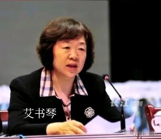 70岁女厅官被抓！

都是厅官了，还有什么想不开的，竟然向上级送钱示好。。

真