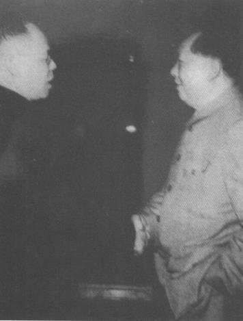 毛泽东和老朋友周谷城见面时亲切握手。