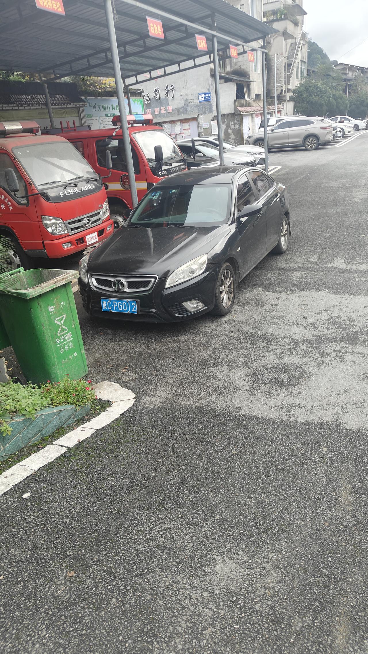 这个车标从来没有见过
不知道是什么车