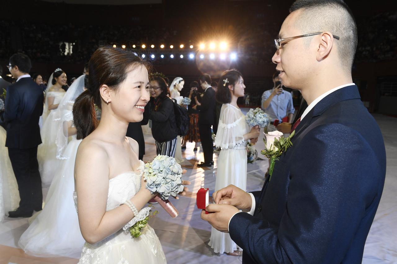 学费谁出？奶粉钱谁给？孩子生病了谁来请假照顾？

靠父母接济养娃，那是啃老；靠助