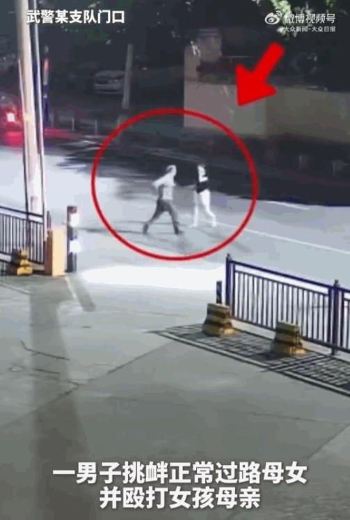 狗胆包天！某地武警某支队大门前，一对母女正正常常地在马路边行走，谁能想到，竟然会