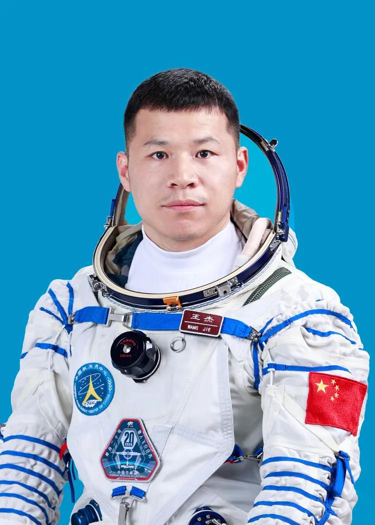 神舟二十的三名飞行员乘坐神舟二十一飞船成功回家了。
而神舟二十飞船因为被太空碎片