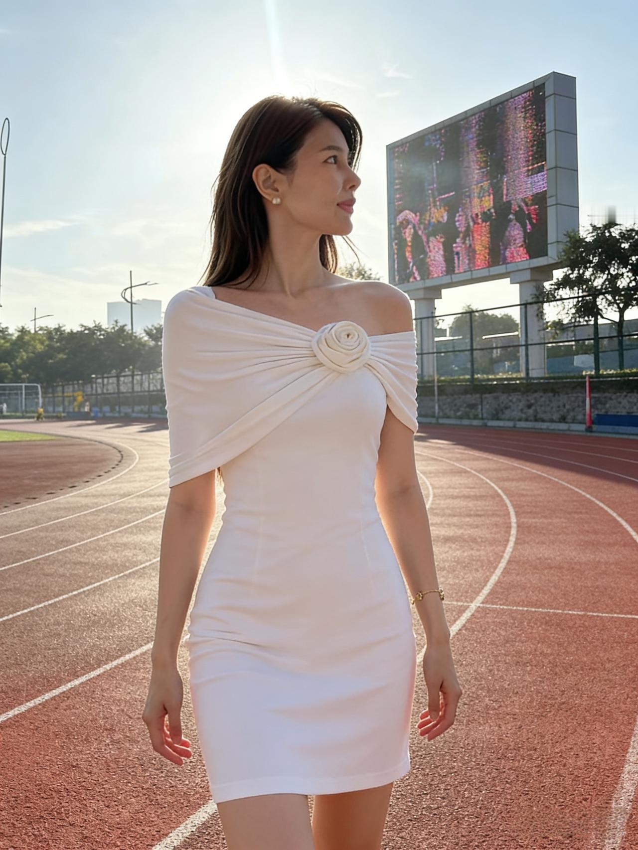 红场迤逦接云天，倩影婷婷立晓烟。
白裙斜肩凝雪色，芳姿漫步拂风弦。
鬓边霞气凝清