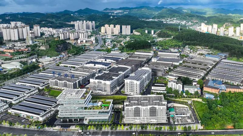 “官方通报8亿建厂遭强行接管 8亿建厂遭强行接管”，
仅从这一表述来看，若情况属