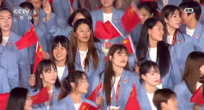 中国体育代表团由1274人组成【名古屋亚运会开幕式举行 中国体育代表团入场】中国