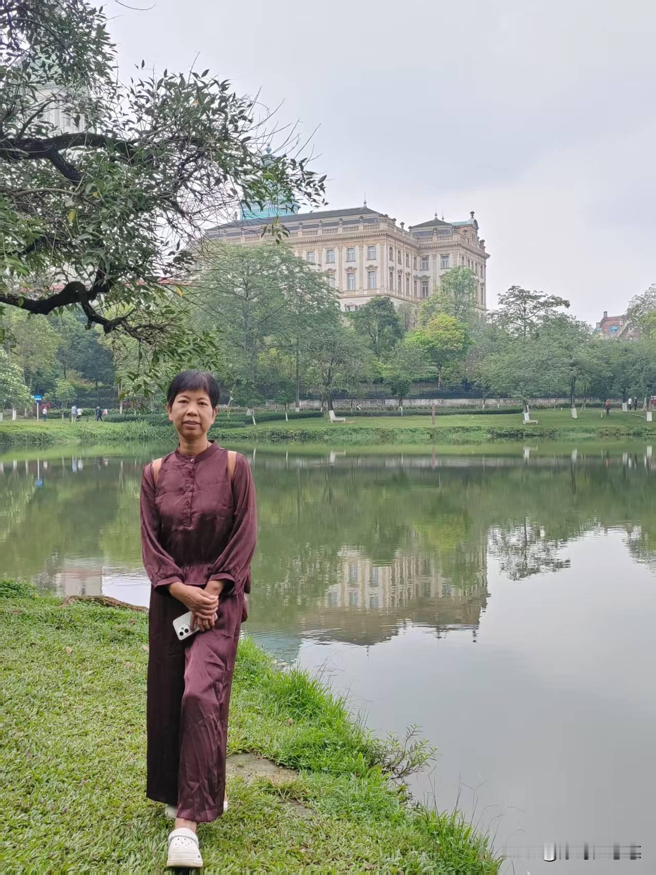 早上八点钟就出去买菜了，水果很便宜，毛桃才1.9元一斤，我的最爱之一，买了四五斤