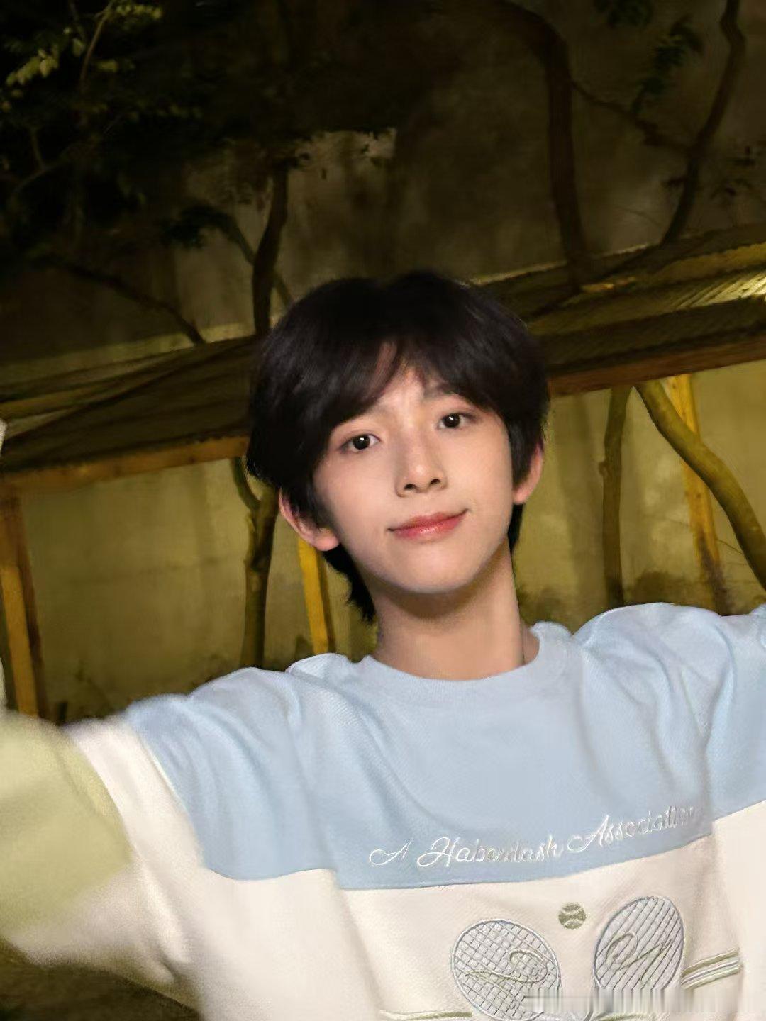 陈浚铭在花园中保持帅气陈浚铭晒海南十八宫格  今天是陈太帅吗 