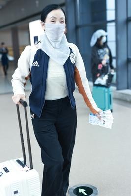 陶虹现身上海机场 
穿搭低调休闲不失个性
陶虹的这身机场穿搭
最大的亮点是
遮住