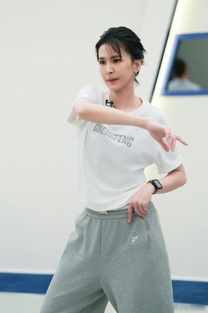 曾沛慈 受伤乘风2026意外受伤也全力以赴表演，脸上寻不到一丝痛苦模样，把伤痛深