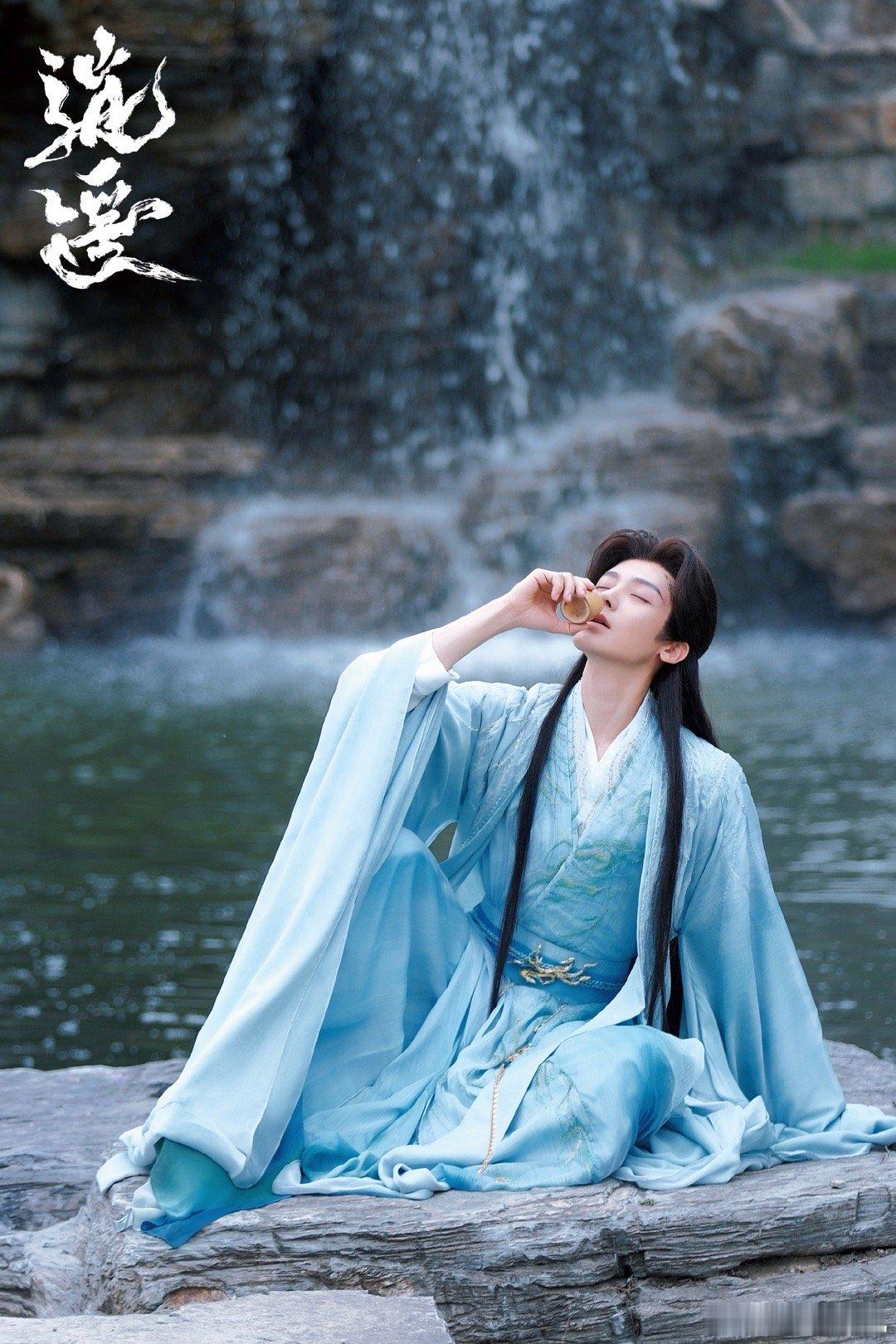 逍遥剧外比剧里更会 谭松韵侯明昊的互动太有默契，这组春日图满是甜蜜氛围，仿佛能看