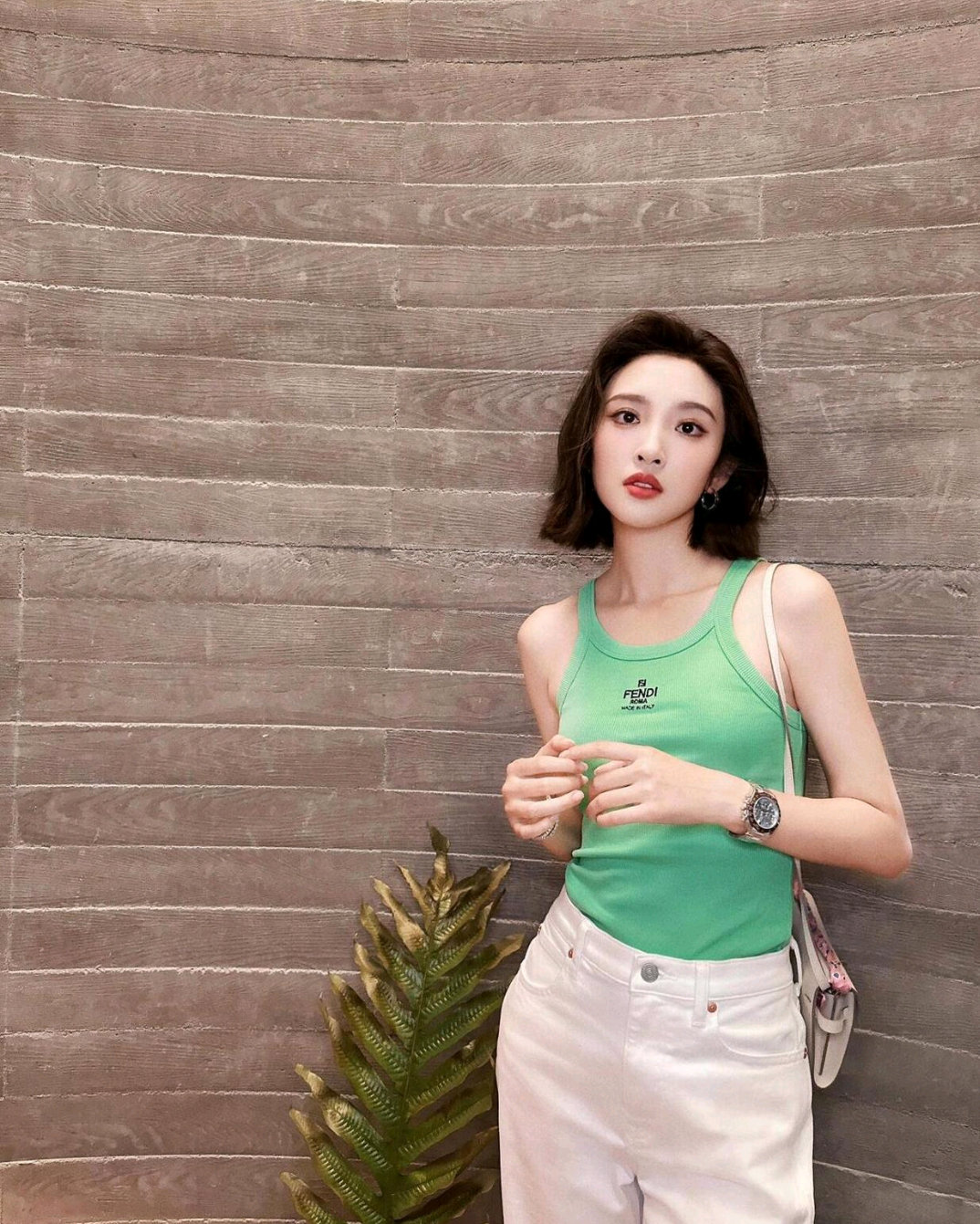 唐艺昕私服造型真会穿！ 绿色背心+小白裤，清新减龄又时髦！ 