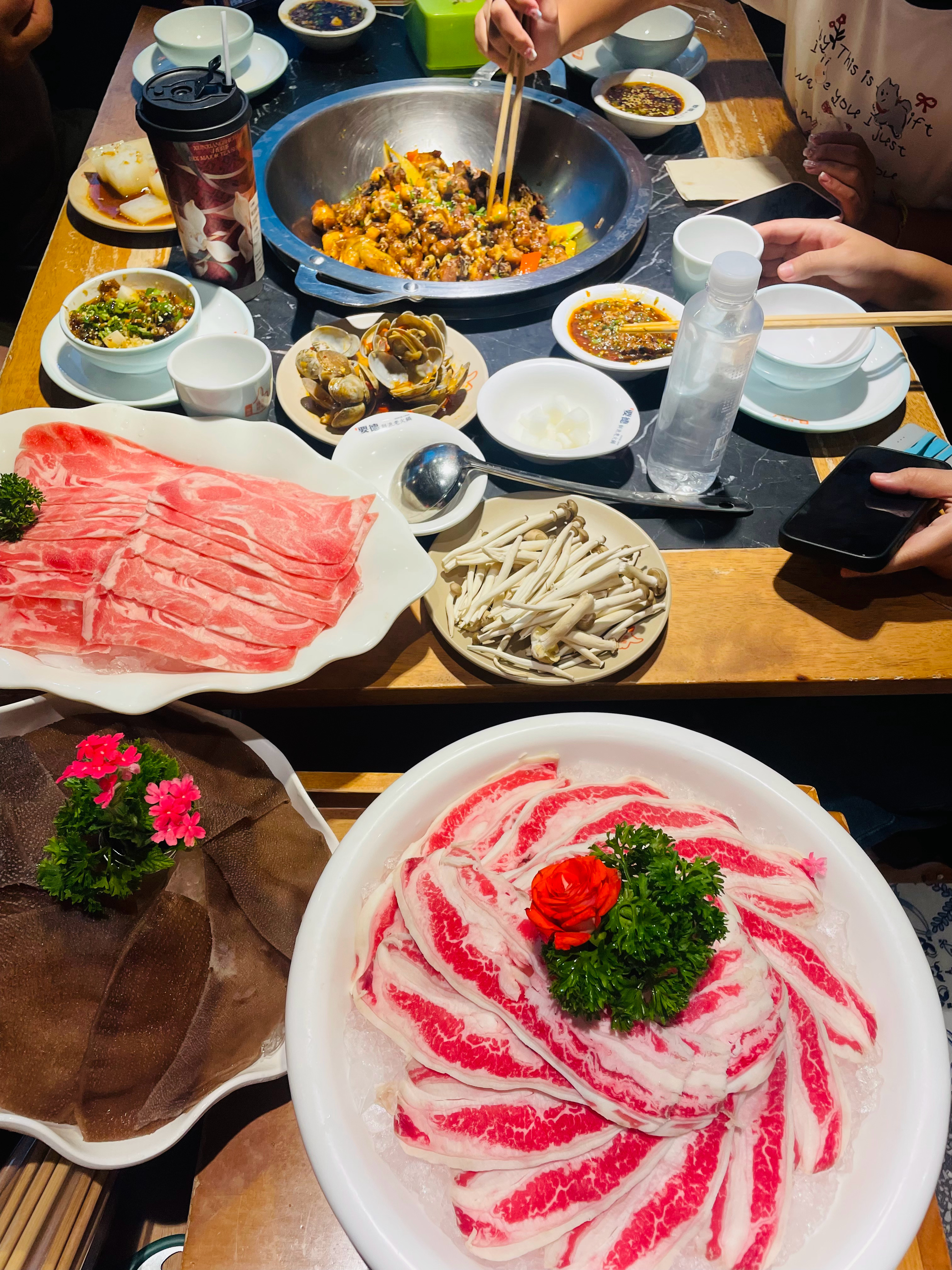 那就吃个火锅吧 天气热 火锅店爆满 