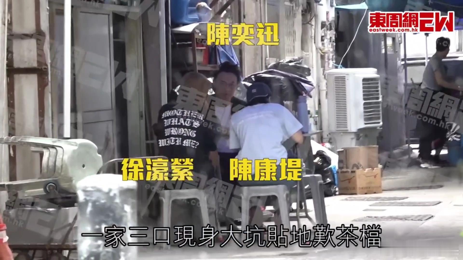 陈奕迅一家三口街头吃饭陈奕迅带妻女街头吃饭 陈奕迅一家三口街头吃饭 ​​​