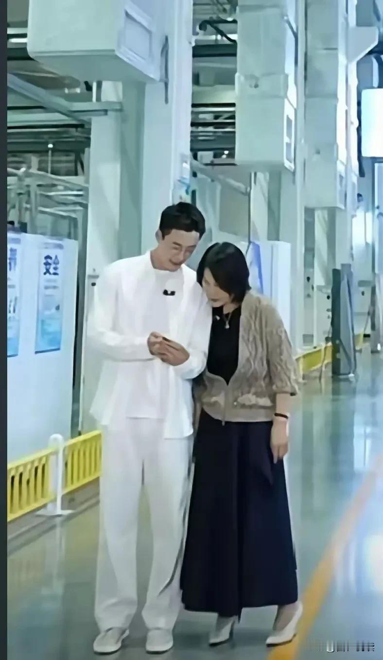 哇
这是什么画面

乍一看还以为是娘俩

能让铁娘子低头的人
居然是东方的顿顿呀
