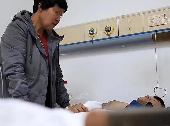 河南有一名男子为了救一名素不相识的男孩，从6米高的屋顶摔下，变成了植物人。医生检