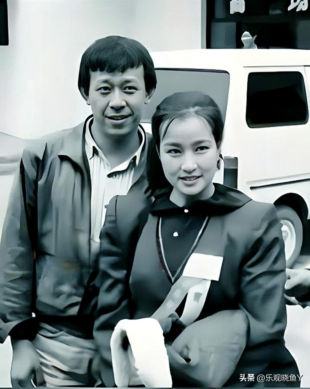 一九八六年，姜文与刘晓庆在湖南的合影。彼时姜文二十三岁，刘晓庆三十四岁，俊男靓女