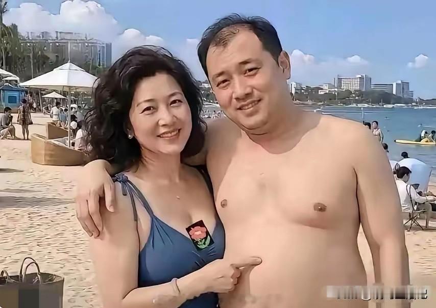 母子合影，这么帅气的儿子，儿媳妇应该也不会错。
