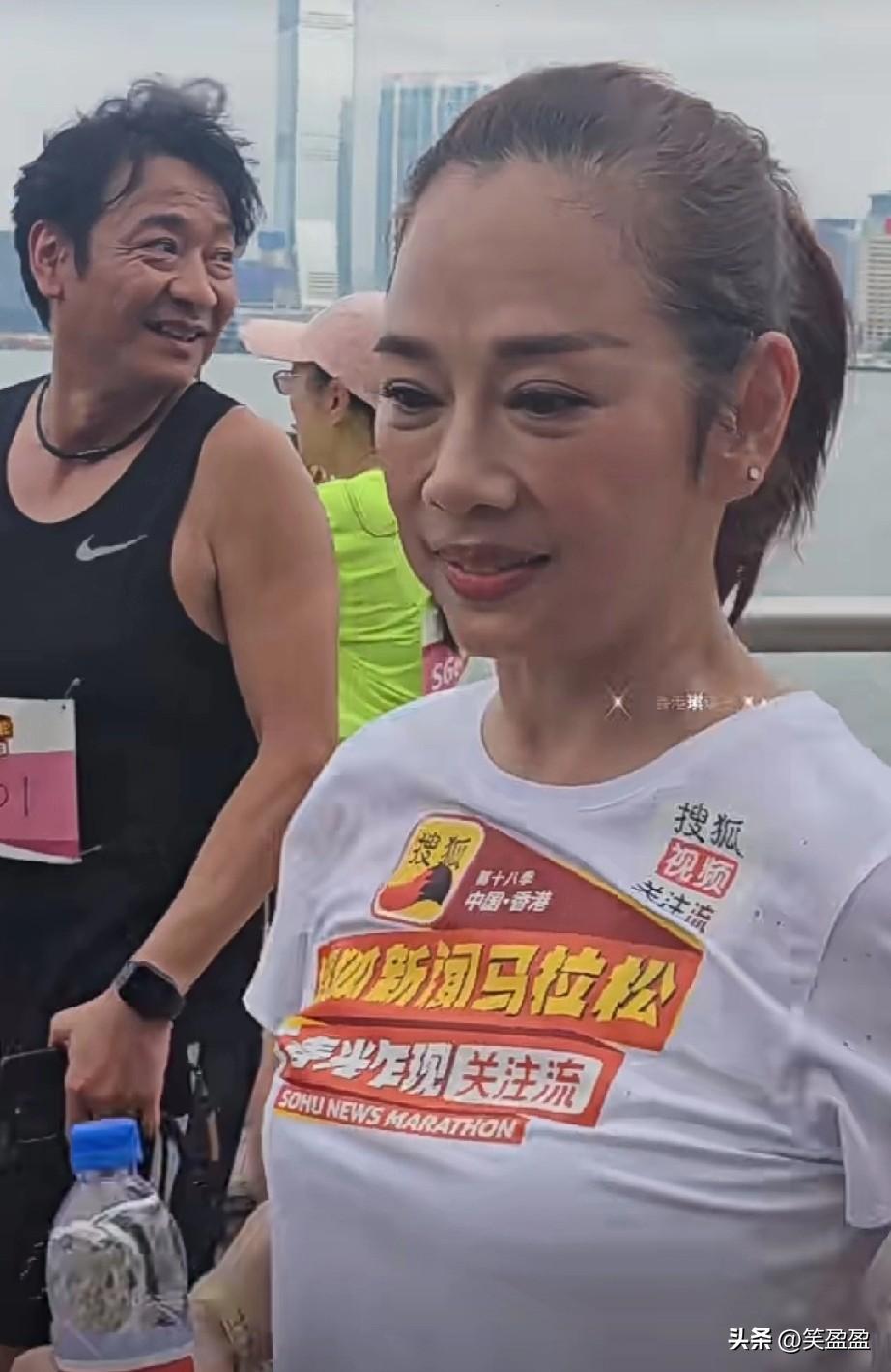 香港举行马拉松比赛，多位明星参赛，“娉婷公主”陈松伶也参与其中。55岁的松松保养