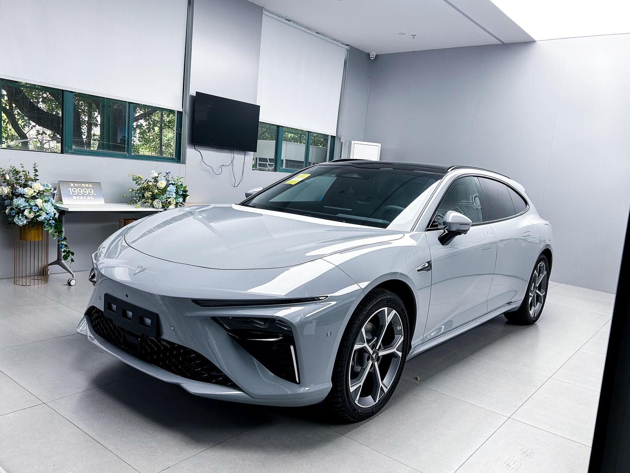 合众新能源旗下哪吒汽车近期陷入经营困境。数据显示，2021至2023年间企业净亏