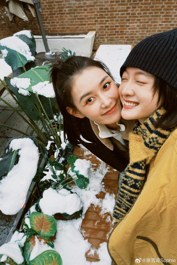 张雪迎蒋依依雪景合照 北京大雪日，张雪迎和蒋依依晒出雪景同框！两人在雪地里嬉戏打