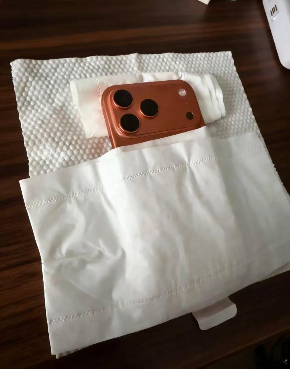 是不是绝大多数人都像这位网友一样，新手机壳膜没到的时候，是绝对不会出家门的 iP