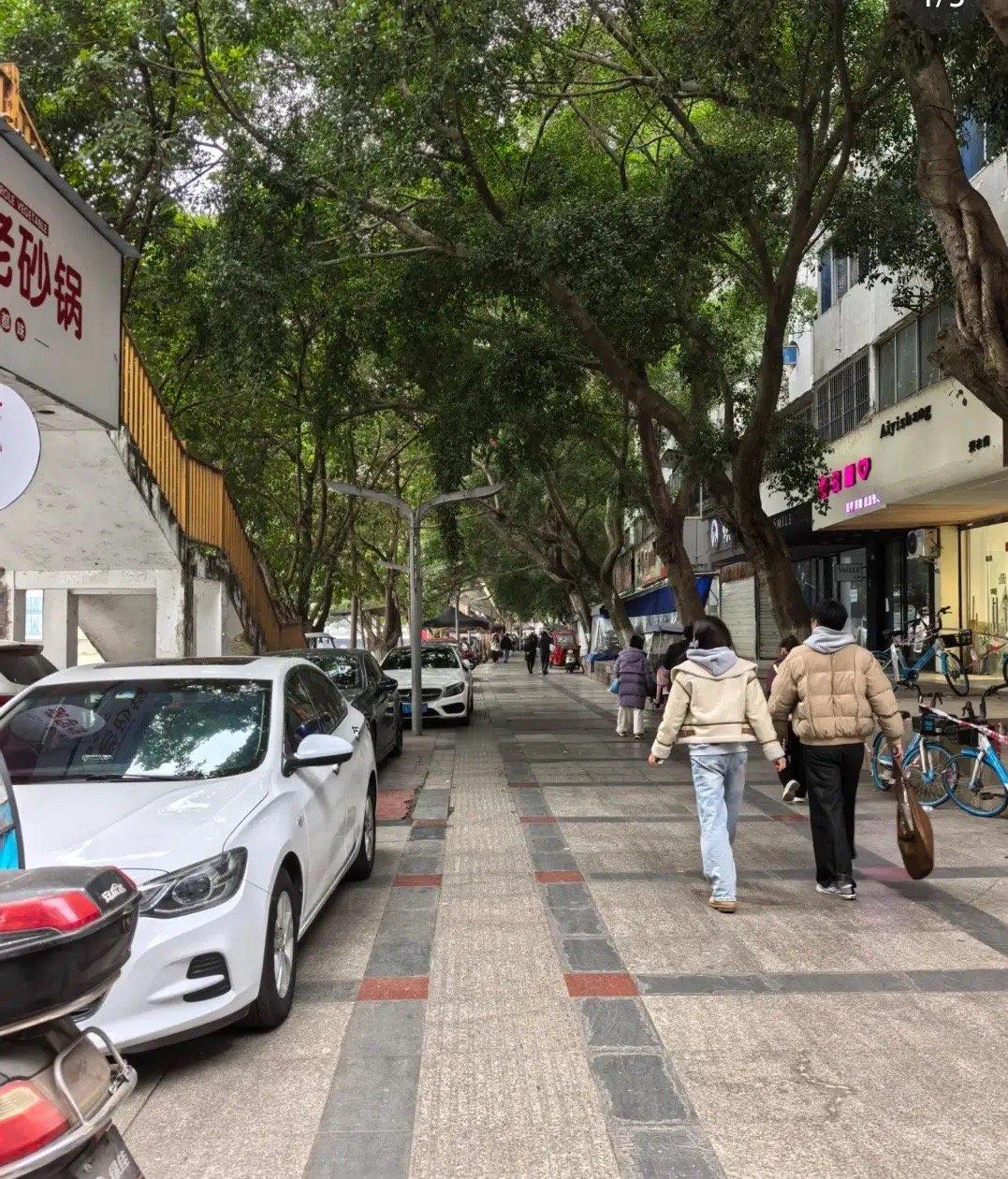 发现一个新玩法，就是闲着没事干无聊的时候，花几十块钱买张火车票，或者坐城市公交车