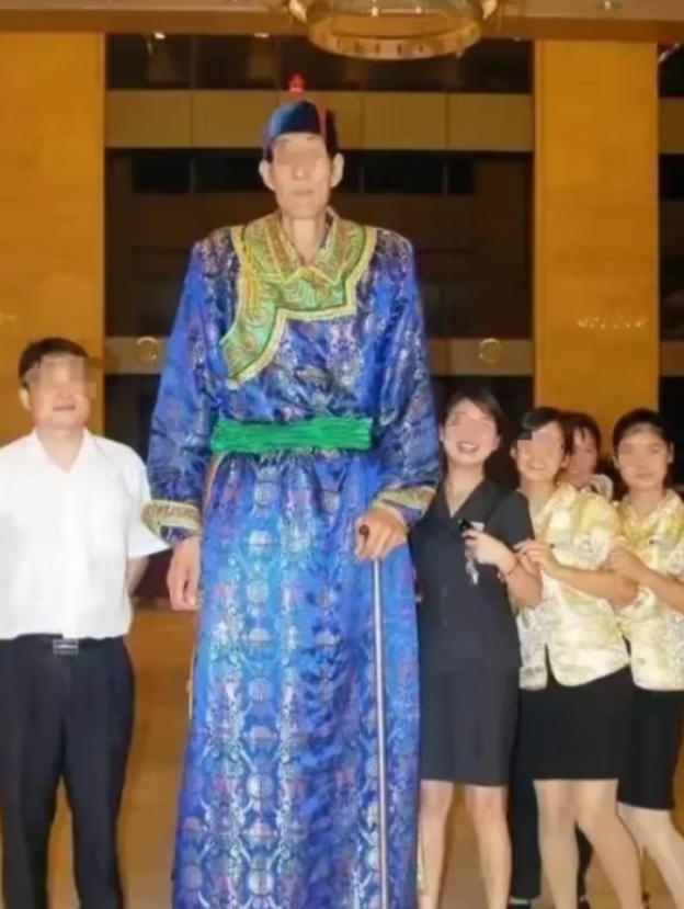中国巨人鲍喜顺：不听医生劝告非要生子，现在儿子长到多高？被称之为“中国第一巨人”