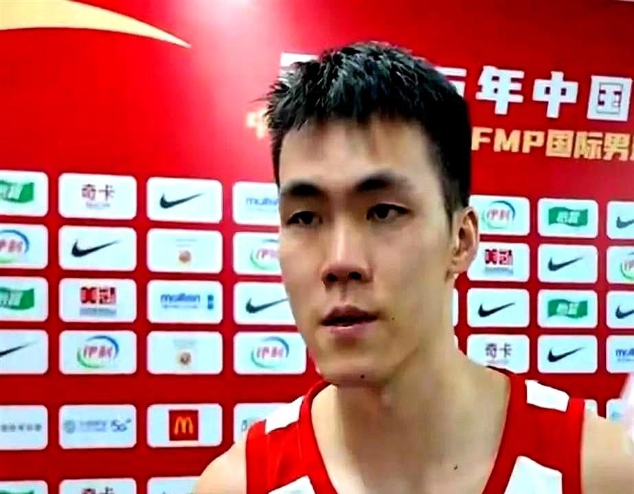 一个传球失误，庞峥麟就被死死按在板凳上。那个在CBA里生龙活虎的小钢炮，到了国家