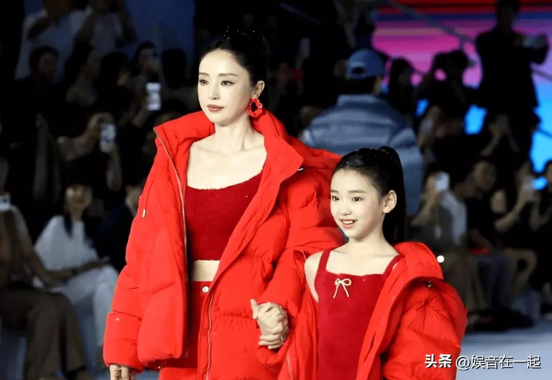 7月8日的时装秀太有看点了！当天Angelababy、童瑶、孙茜一众艺人亮相观秀