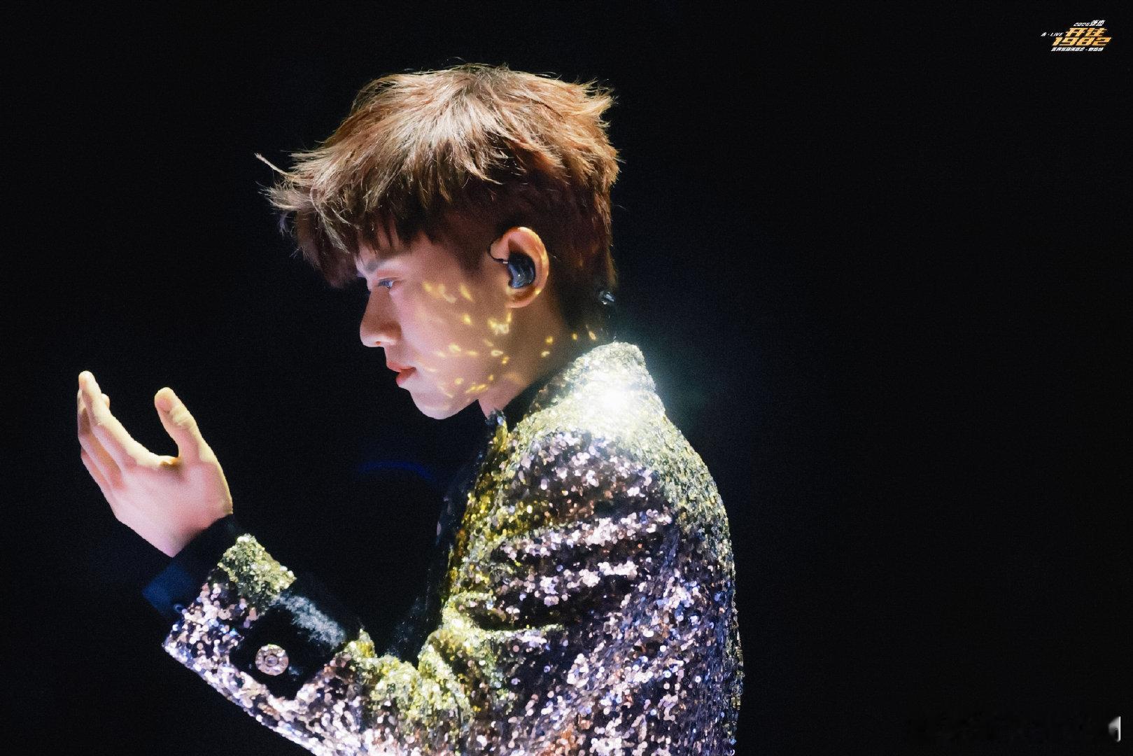 张杰谁懂张杰撩衣服这一下 血槽已空！张杰撩衣服这一下太绝了，星星们直接兴奋到尖叫