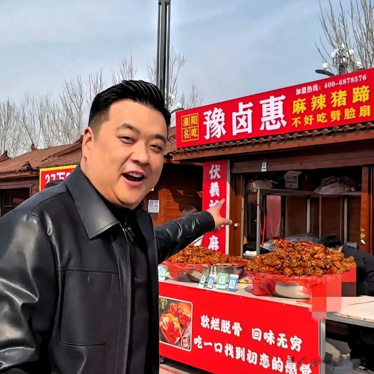 河南周口这个31岁的小伙张乐，真是让人看不懂。

他在太昊陵庙会花27万抢个9平