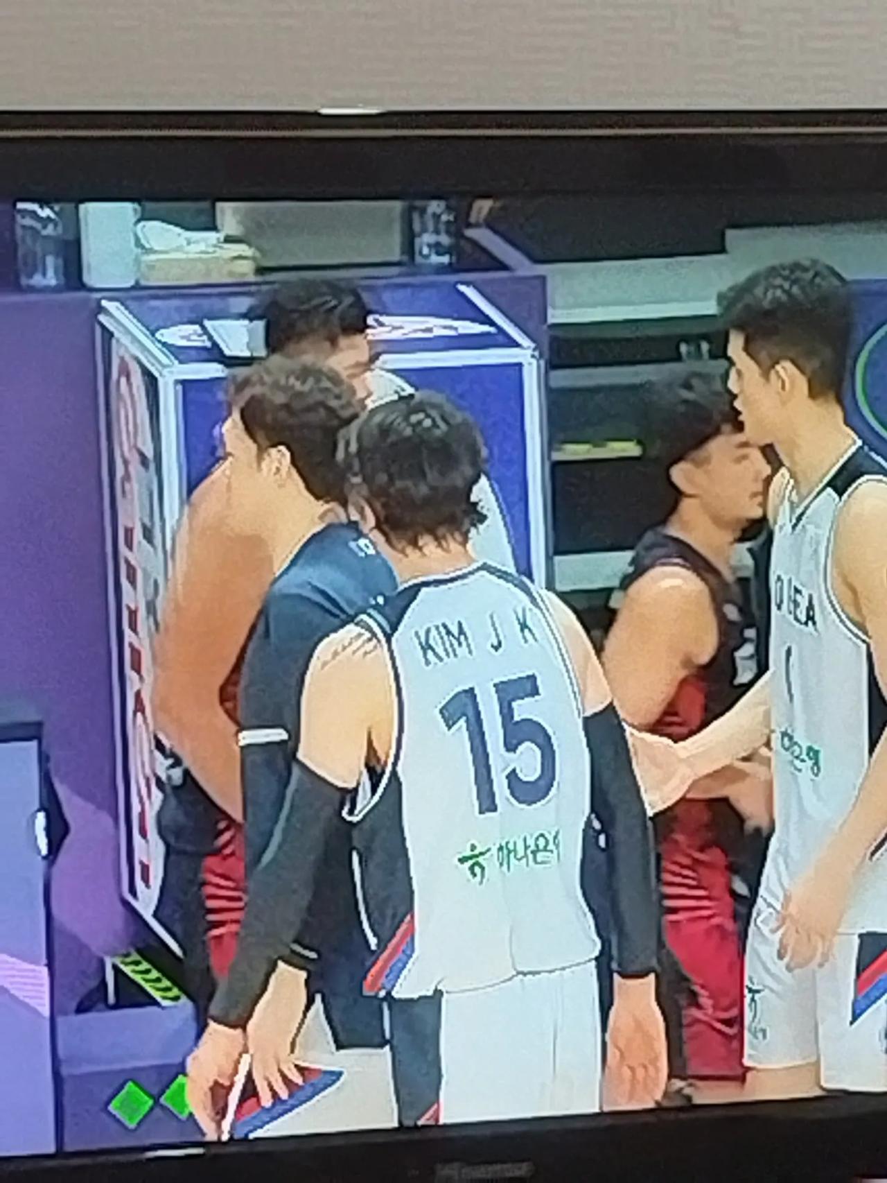 男篮亚洲杯，中国男篮1/4决赛的对手出炉，那就是老对手韩国队。
在刚刚结束的一场