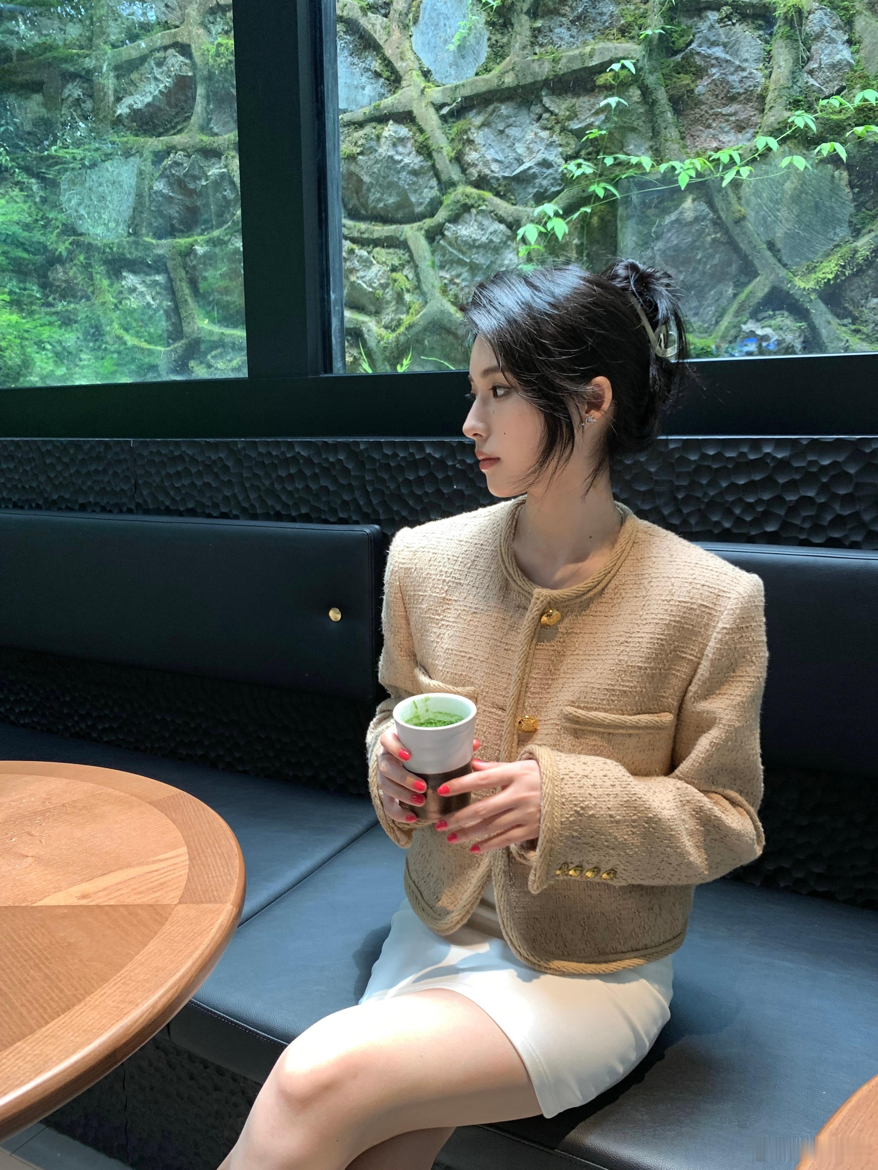 发些从来没发过几年前的照片还我胶原蛋白。。。。 