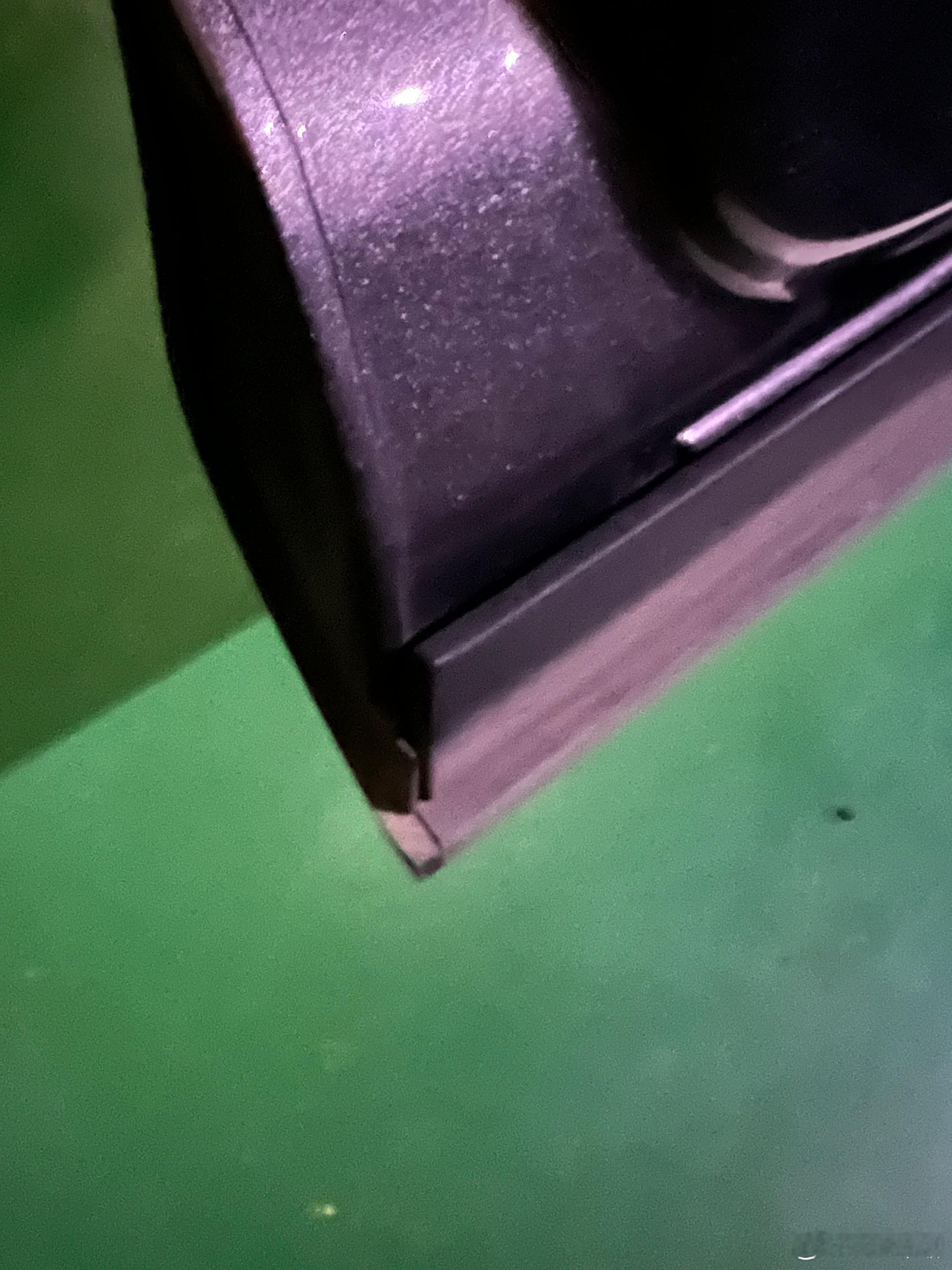 强烈建议智己的车门尖角还是做个钝角或者弄点软性包边了。图一是左车门，图二是右车门