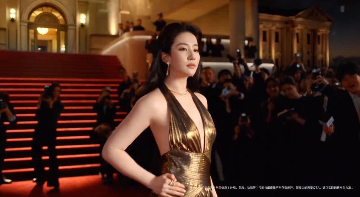 刘亦菲鎏金look刘亦菲晶钻阔境驭光而来 哇，刘亦菲晶钻阔境，星河开路熠熠生辉 