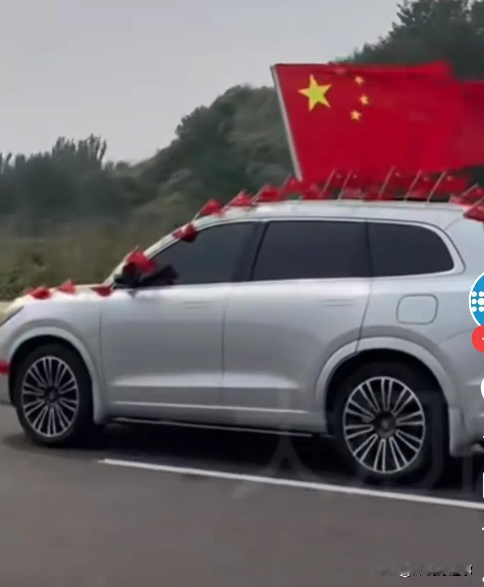 在国庆节来临之际，各行各业的人们都在以自己的方式庆祝祖国的生日。郑州的一位车主，